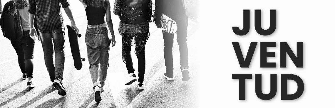 Imagen en blanco y negro de cinco jóvenes caminando de espadas
